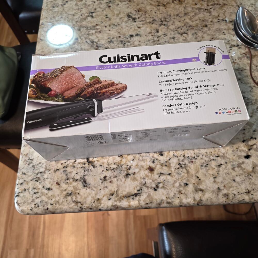 CUISINART NWOT ELECTRIC KNIFE SET WITH CUTTING BOARD